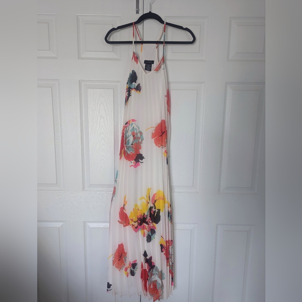 NWOT, B Darlin, White Pleated Floral Maxi Dress, Size 1/2